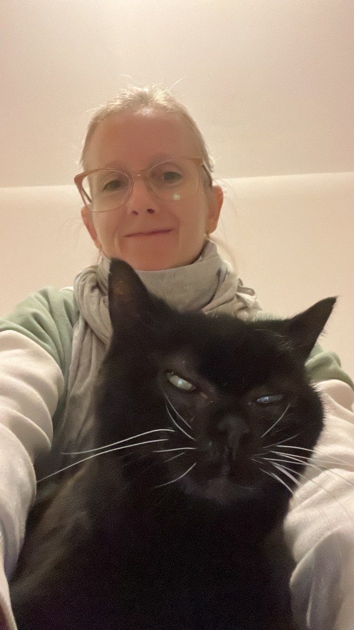 Lía con un gato negro en brazos