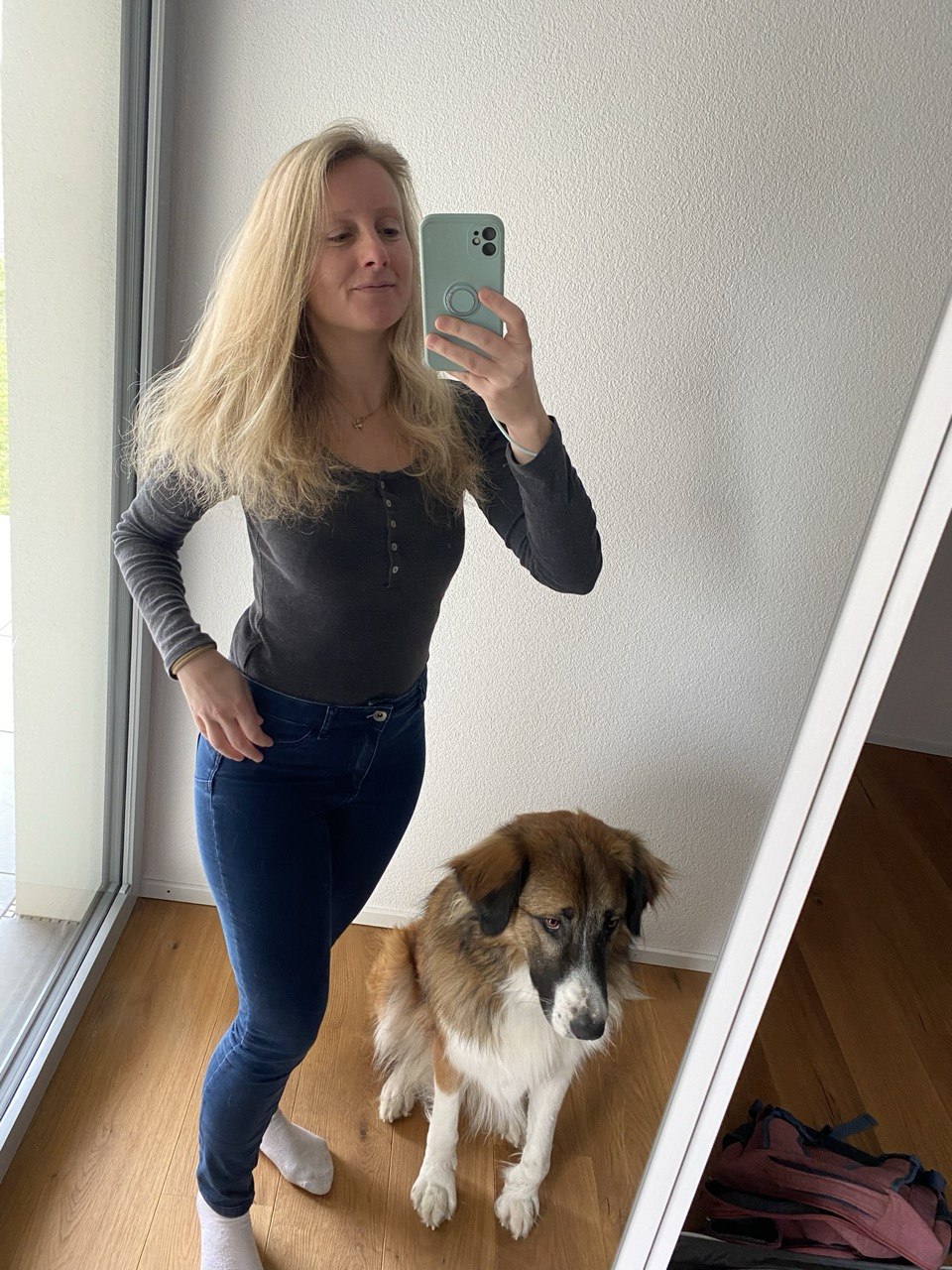 Lía con un perro dentro de casa