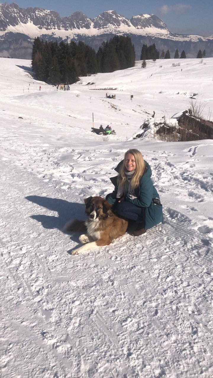 Lía junto a un perro en la nieve