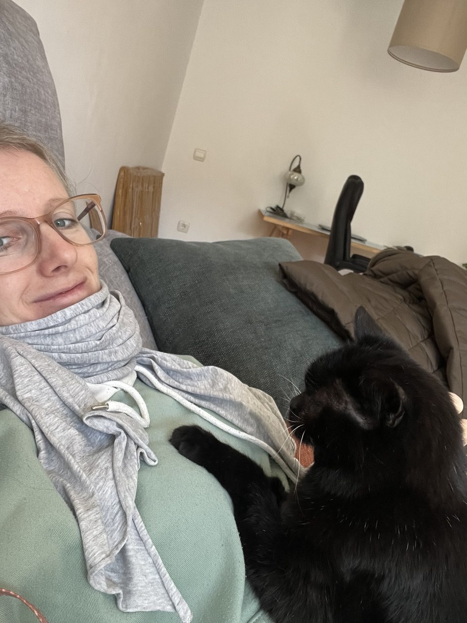 Selfie con gato negro acurrucado