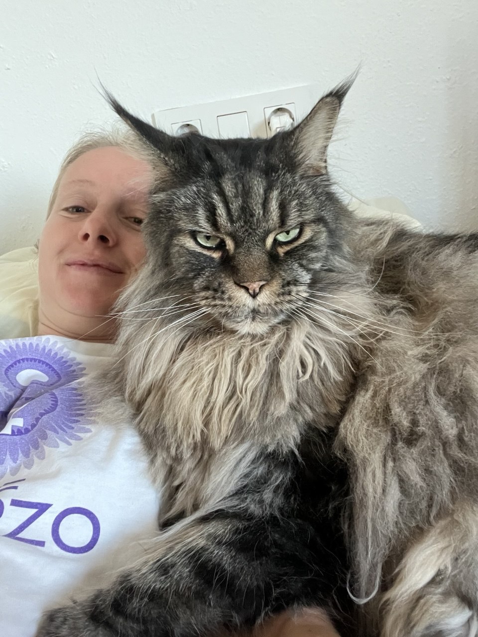 Selfie de Lía con un gato Maine Coon