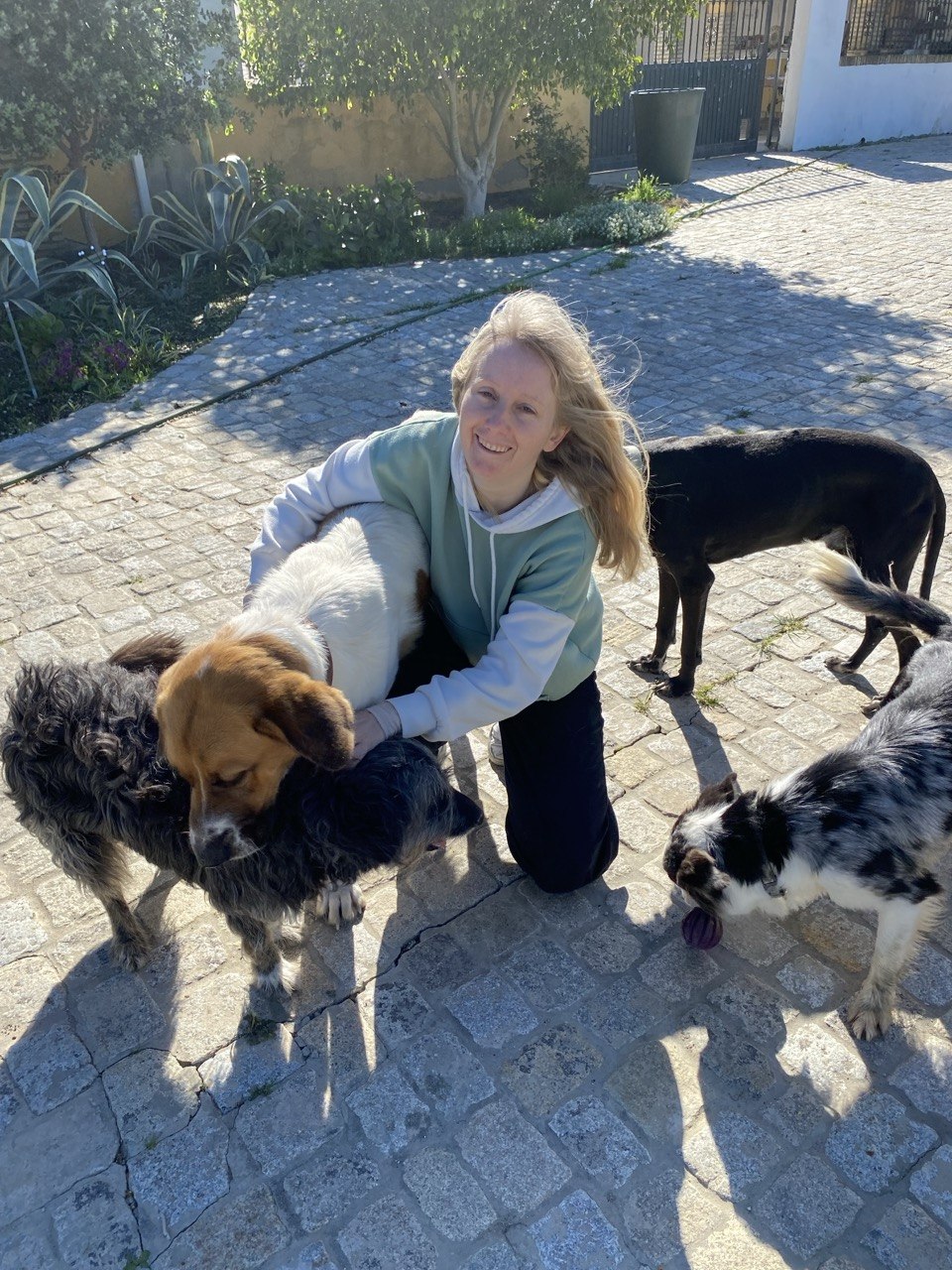 Lía al aire libre con un grupo de perros